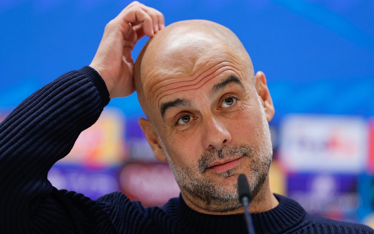 Pep Guardiola em entrevista coletiva pelo Manchester City (Foto: Oscar del Pozo / AFP)