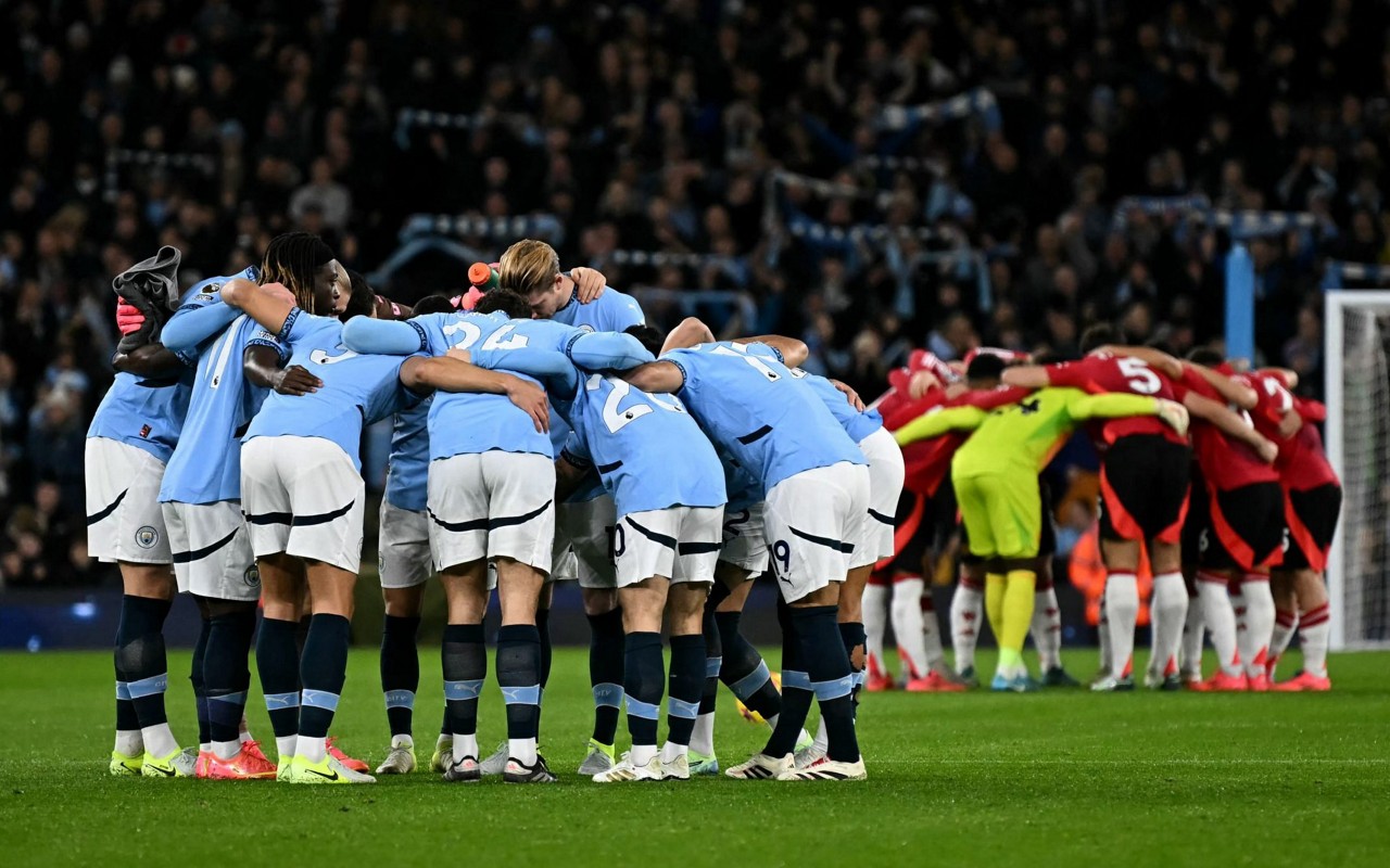 Jogadores do Manchester City se reúnem antes de partida contra o Manchester United (Foto: Paulo Ellis/AFP)