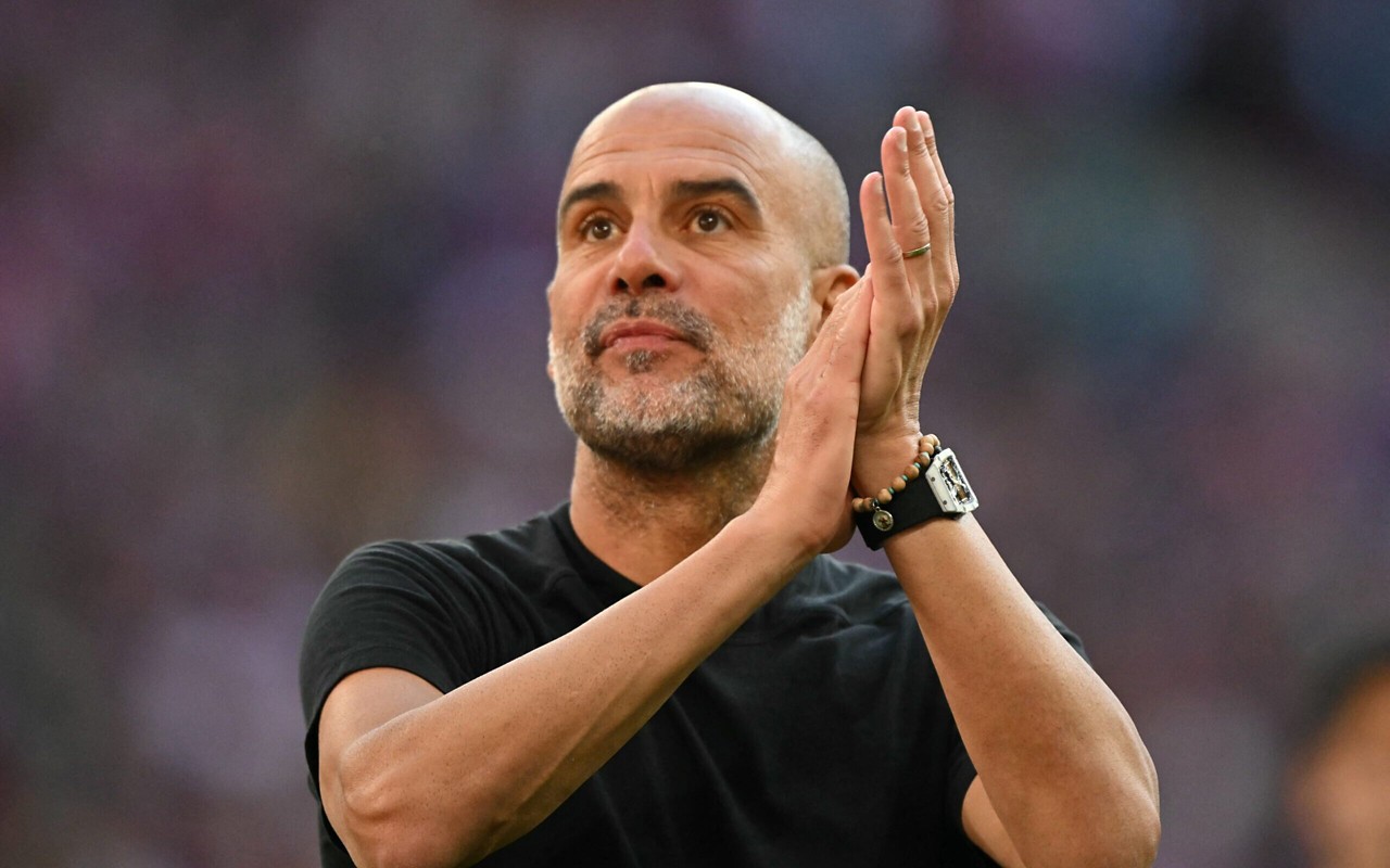 Guardiola em ação pelo Manchester City (Foto: Glyn Kirk/AFP)