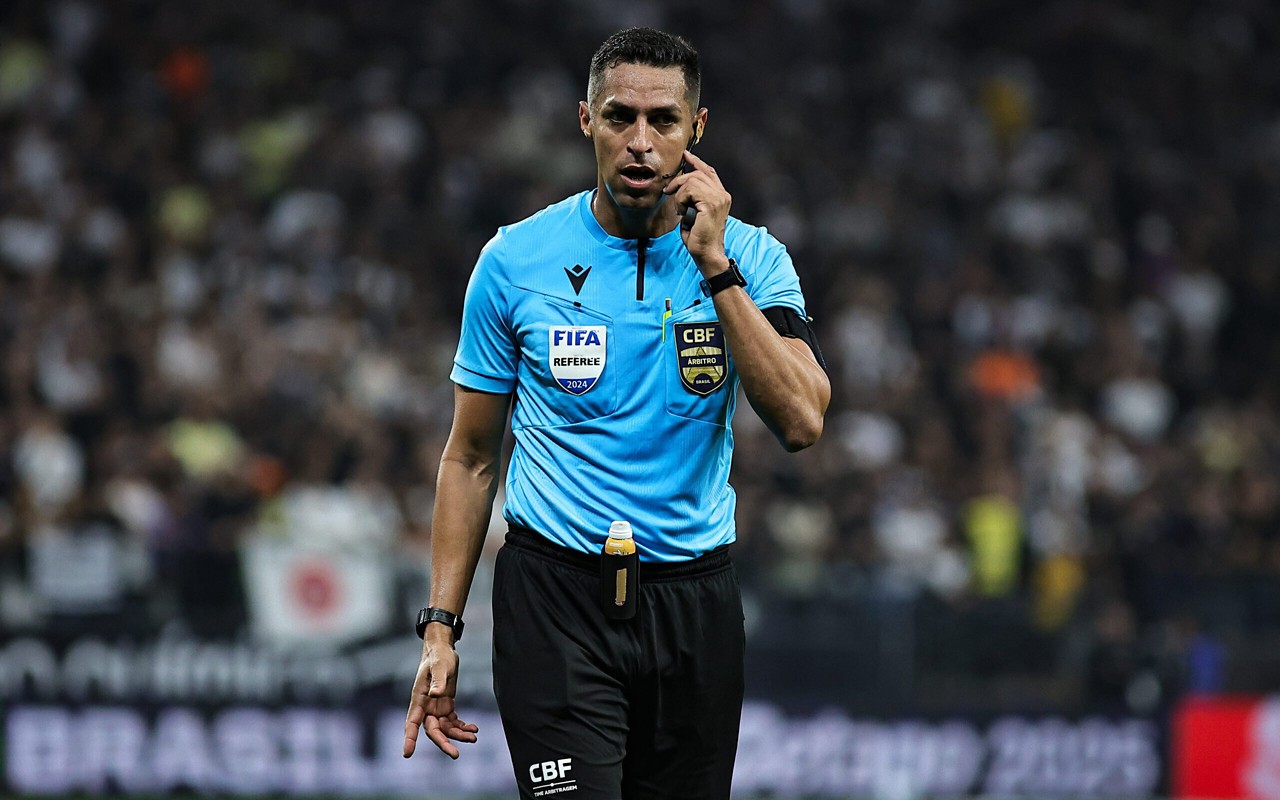 Árbitro Rodrigo José Pereira de Lima expulsou jogador do Cruzeiro com 17 segundos de jogo (Foto: Fabio Gianelli/AGIF)