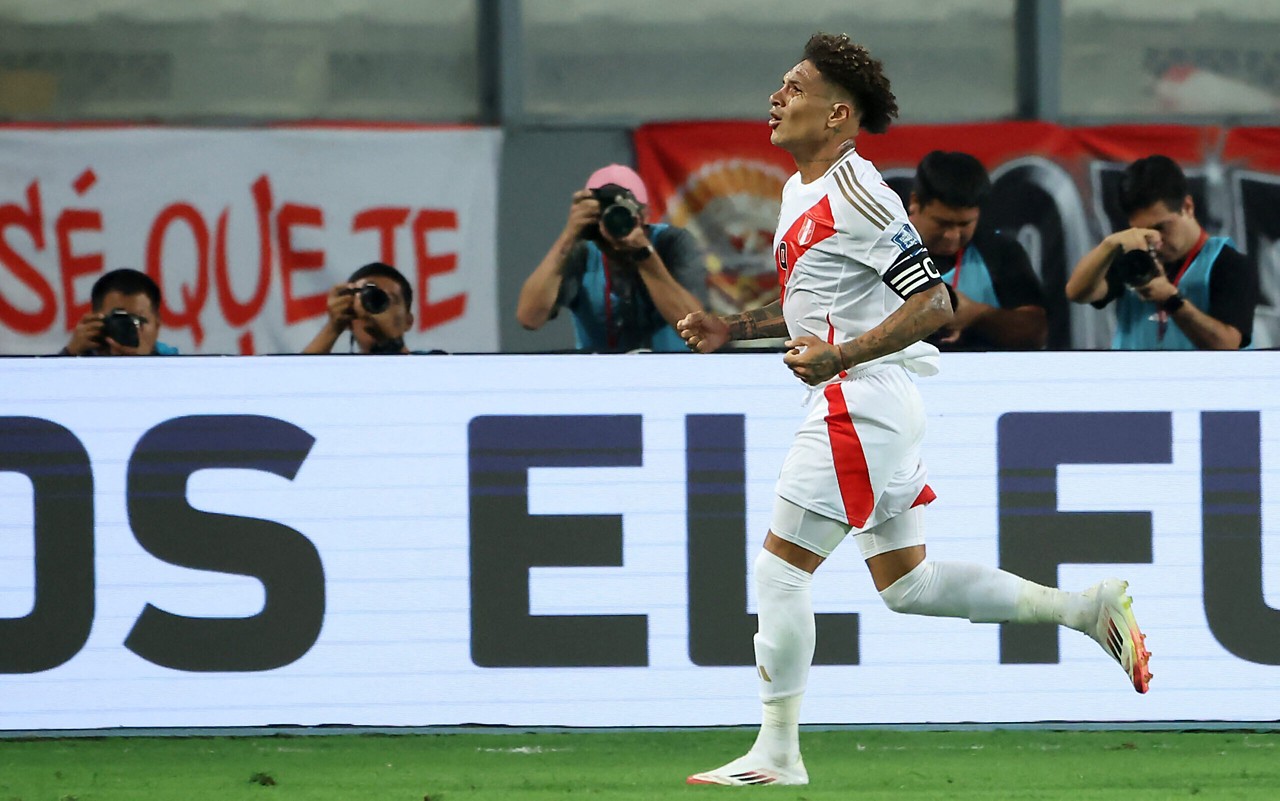 Paolo Guerrero comemora gol pelo Peru diante da Bolívia (Foto: ALDAIR MEJIA / AFP)