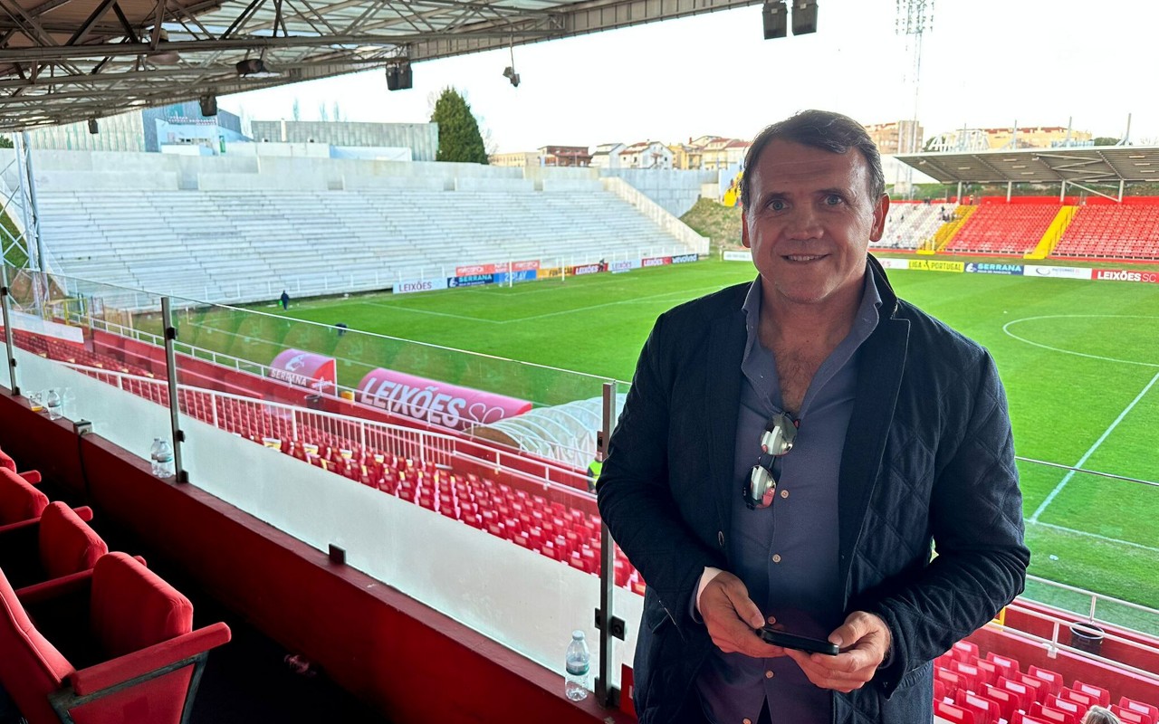 Petkovic, ídolo do Flamengo, no estádio do Leixões (Foto: Divulgação)