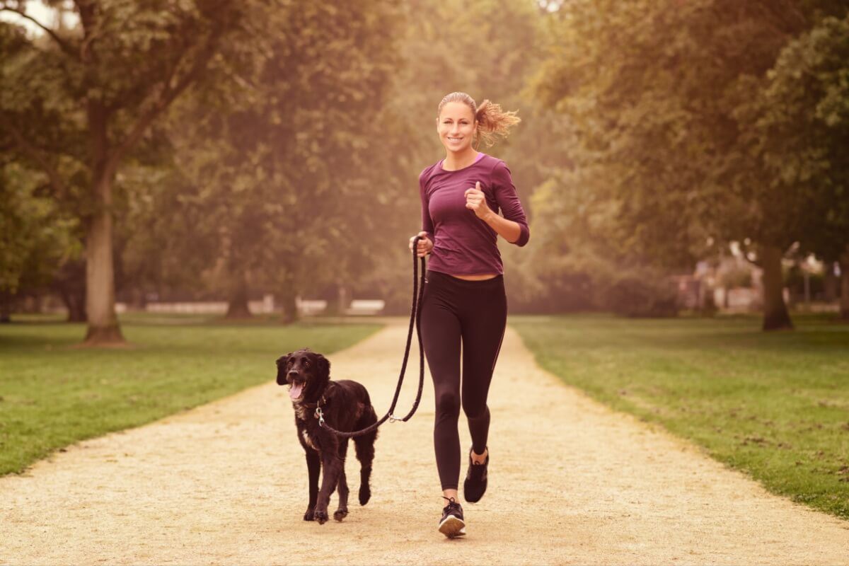 Correr com o cachorro é uma forma de manter o bem-estar e reforçar os laços