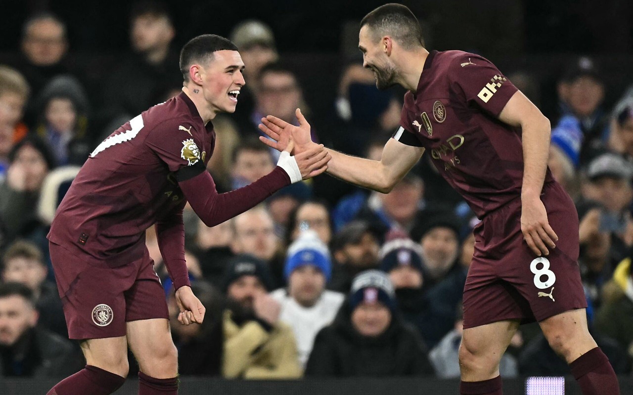 Phil Foden e Kovacic comemorando gol do Manchester City contra o Ipswich Town pela Premier League (Foto: Ben STANSALL / AFP)