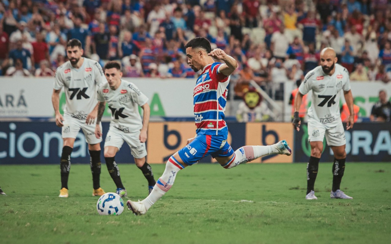 Yago Pikachu na partida entre Fortaleza e Santos, pelo Brasileirão (Foto: Mateus Lotif/Fortaleza EC)