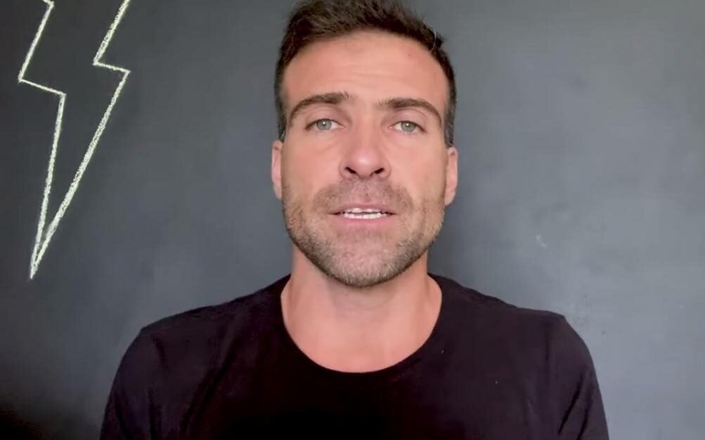 Thiago Asmar, mais conhecido como Pilhado, é apresentador da Jovem Pan (Foto: Reprodução)