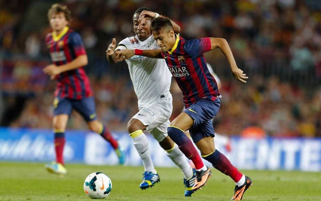 Santos 0×8 Barcelona no Joan Gamper: goleada que ecoou por anos na Vila Belmiro. (Jose Jordan / AFP)