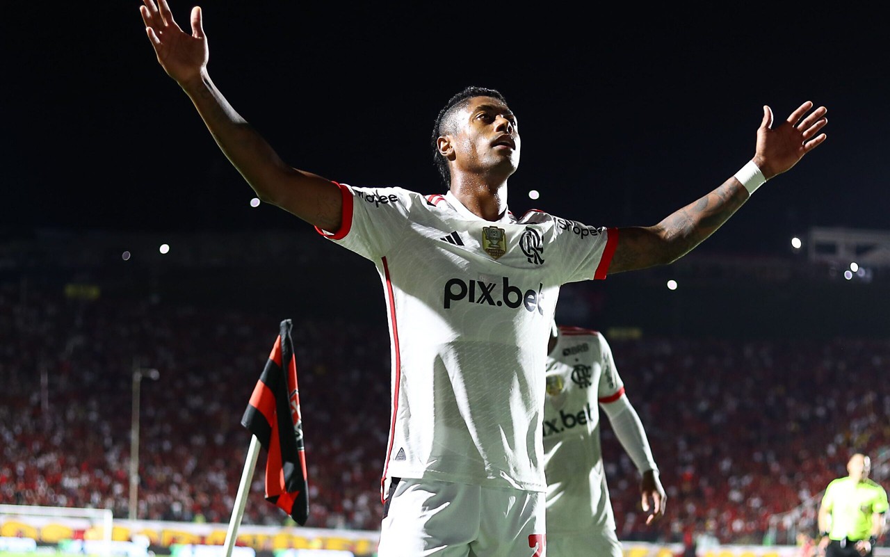 Bruno Henrique de falso 9 não é mais novidade