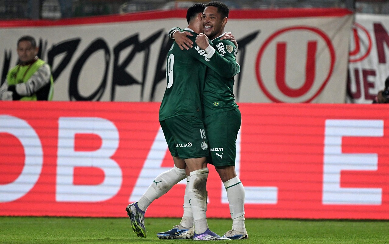 Vitor Roque e Flaco López brilharam na goleada palmeirense (Foto: Ernesto Benavides / AFP)