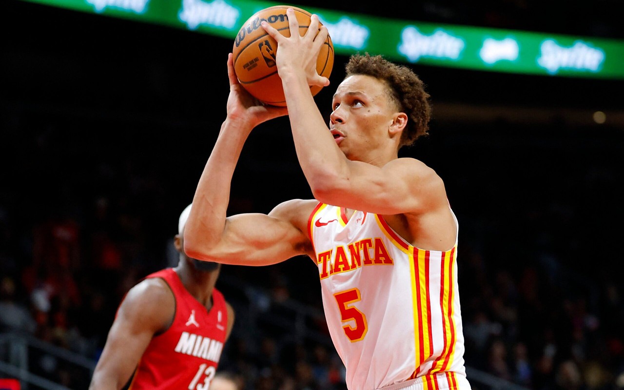 Dyson Daniels, do Hawks, em ação contra o Heat (Foto: Todd Kirkland/Getty Images/AFP)