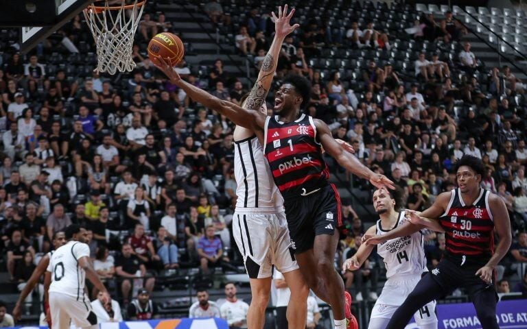 Gui Deodato em ação pelo Flamengo contra o Corinthians no NBB (Foto: Reprodução/NBB)