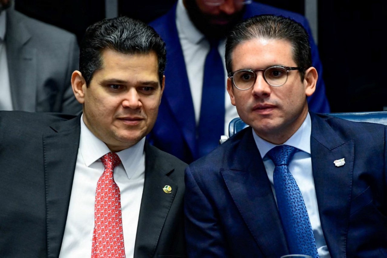 Alcolumbre (à esq.) seguirá Motta (à dir.) e dará prioridade ao PL da adultização no Senado 
