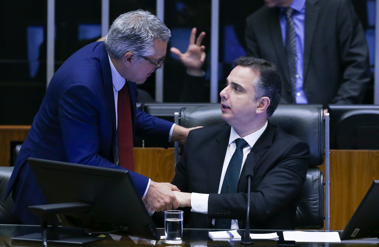O ministro Alexandre Padilha e o presidente do Senado, Rodrigo Pacheco, durante sessão no plenário. 