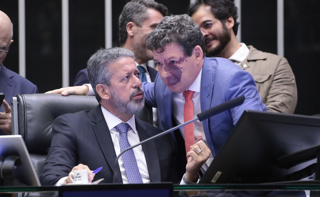 O presidente da Câmara, Arthur Lira, ao lado do relator da regulamentação da reforma tributária, Reginaldo Lopes
