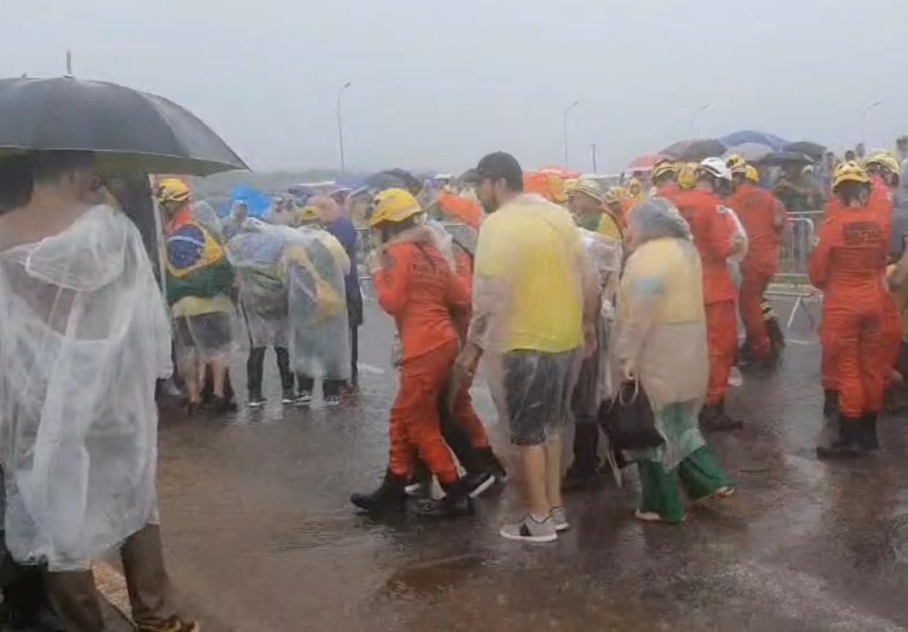 A Corpo de Bombeiros atendeu manifestantes atingidos por raio em ato de Nikolas em Brasília