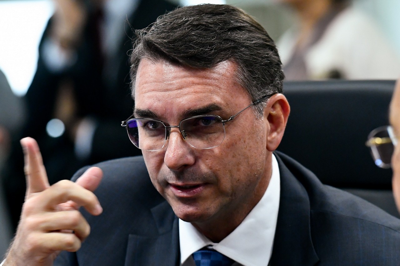 Flávio Bolsonaro disse ter conversado apenas sobre segurança pública com enviado de Donald Trump
