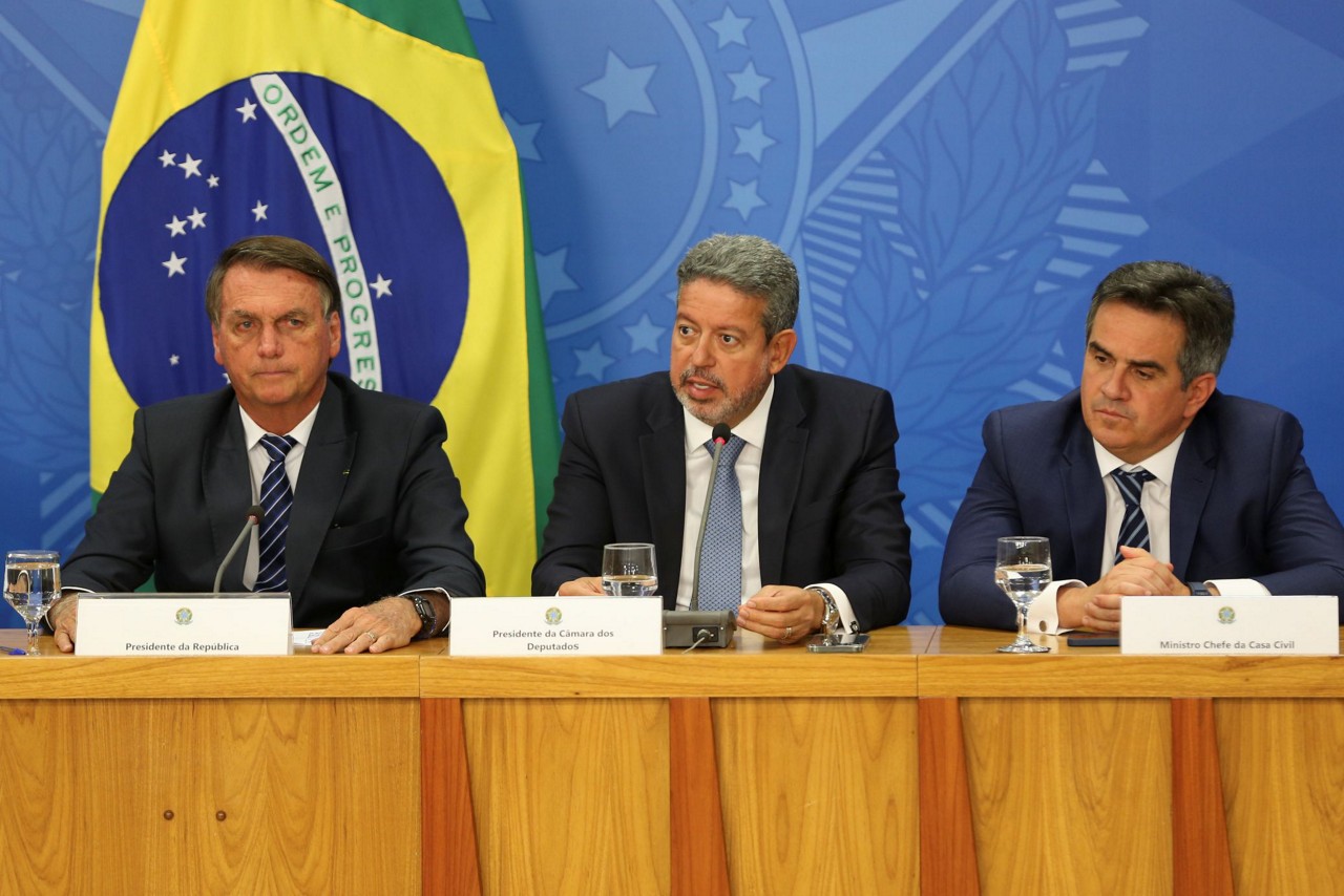 Ex-presidente Jair Bolsonaro, ao lado do ex-presidente da Câmara Arthur Lira (ao centro) e do agora senador Ciro Nogueira