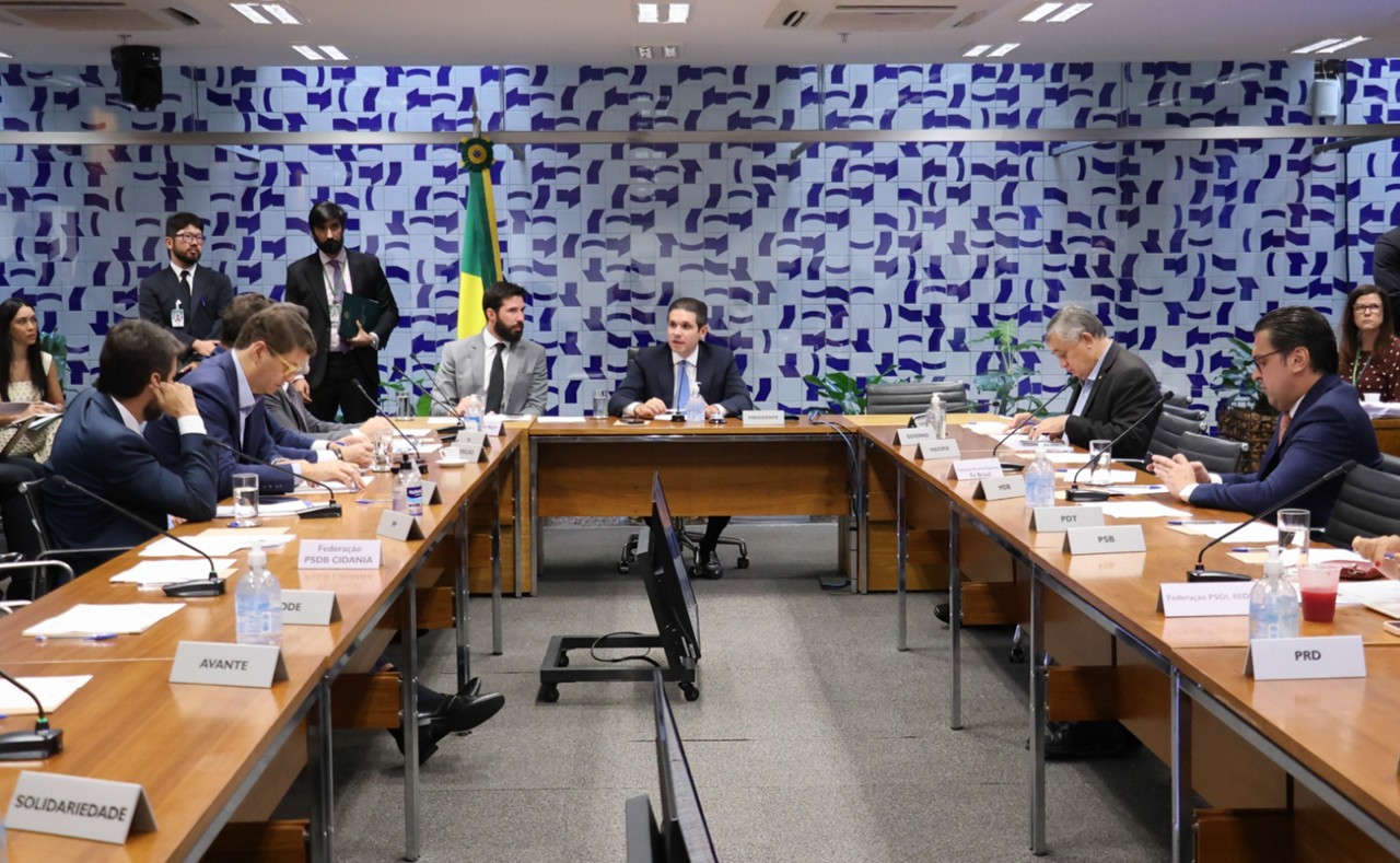 Presidente Hugo Motta (Republicanos-PB) reúne líderes nesta quinta-feira (13) com expectativa de concluir distribuição das comissões permanentes da Câmara