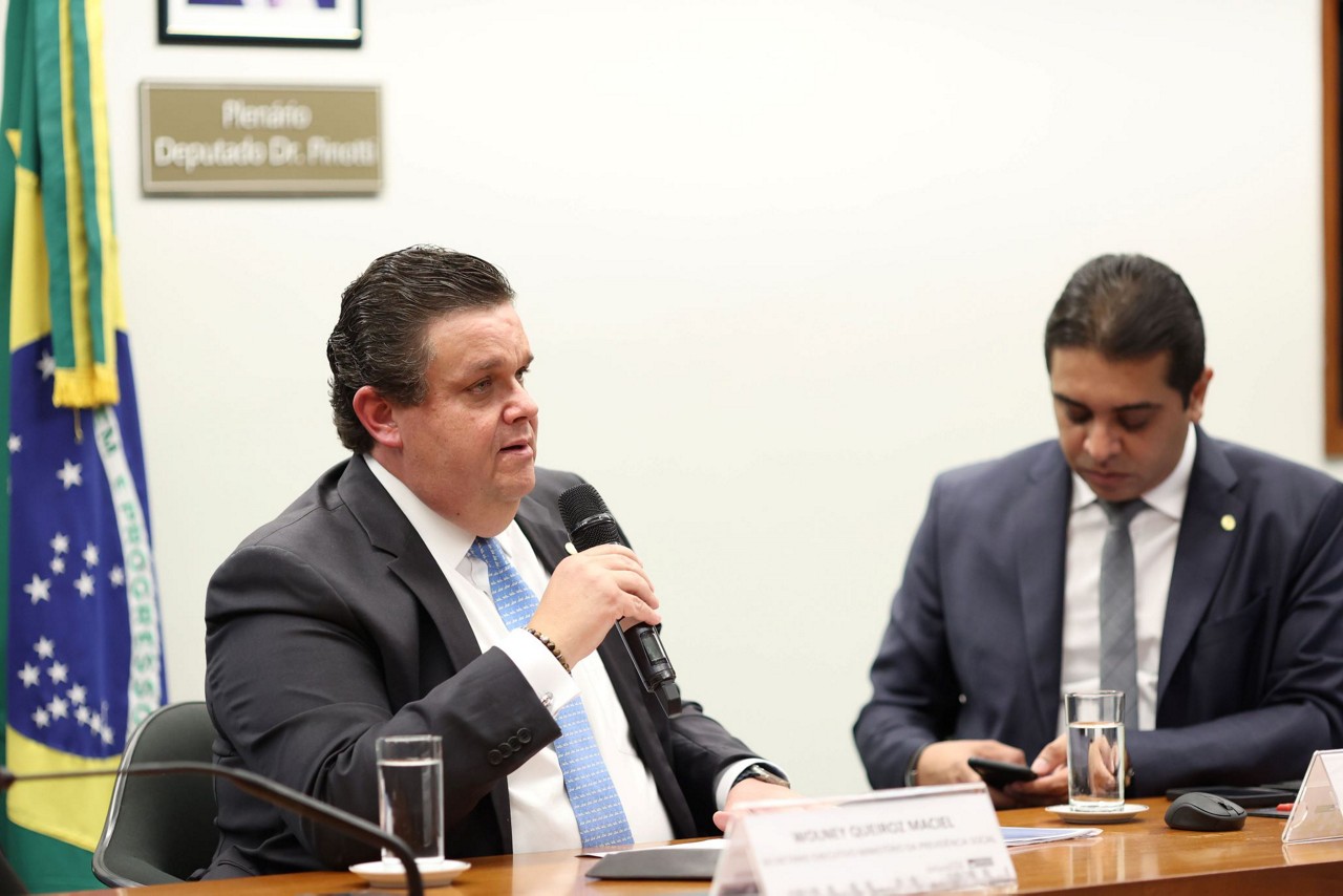 A Comissão de Transparência, Fiscalização e Controle do Senado aprovou convite ao atual ministro da Previdência Social, Wolney Queiroz, para prestar esclarecimentos sobre a fraude do INSS