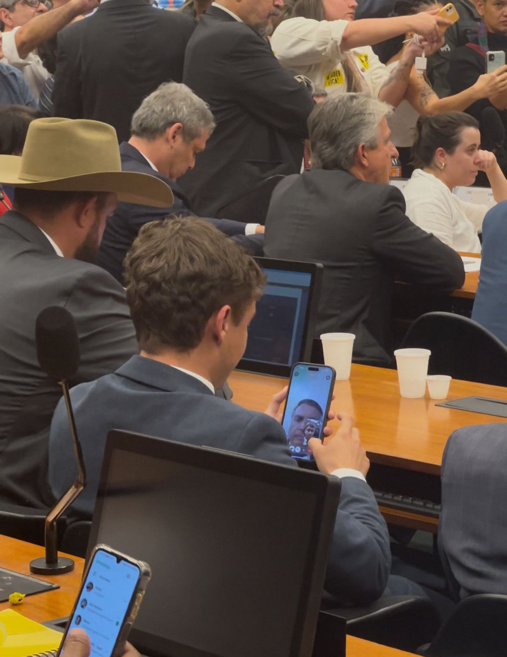 Deputado federal Nikolas Ferreira (PL-MG) estava ligação de vídeo com Jair Bolsonaro (PL) durante sessão no Conselho de Ética da Câmara que analisa cassação do deputado Glauber Braga (Psol-RJ)