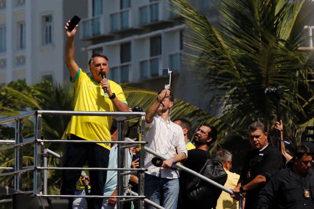 Ex-presidente Jair Bolsonaro reúne apoiadores para manifestação em Copacabana, no Rio de Janeiro