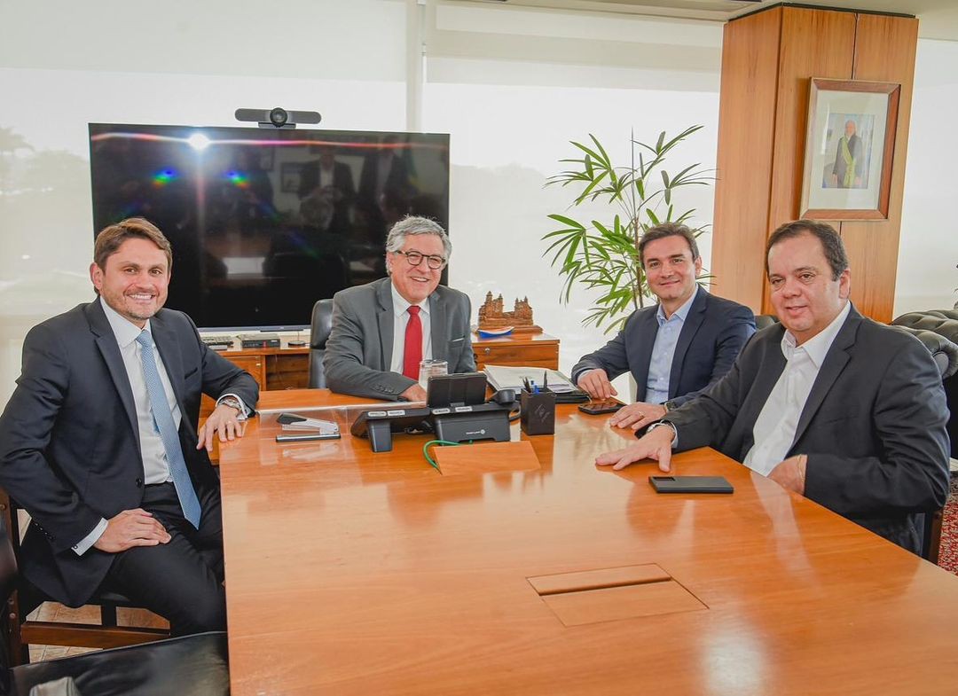 Alexandre Padilha é o ministro da interlocução do Planalto com o Congresso; ele recebeu o líder do União Brasil, Elmar Nascimento, que é candidato à presidência da Câmara, nessa terça-feira (10)