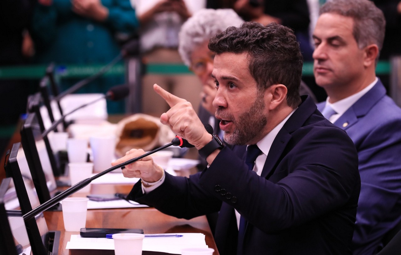 Presidente do PDT, Carlos Lupi avalia filiação de André Janones (Avante-MG) para reeleição em 2026