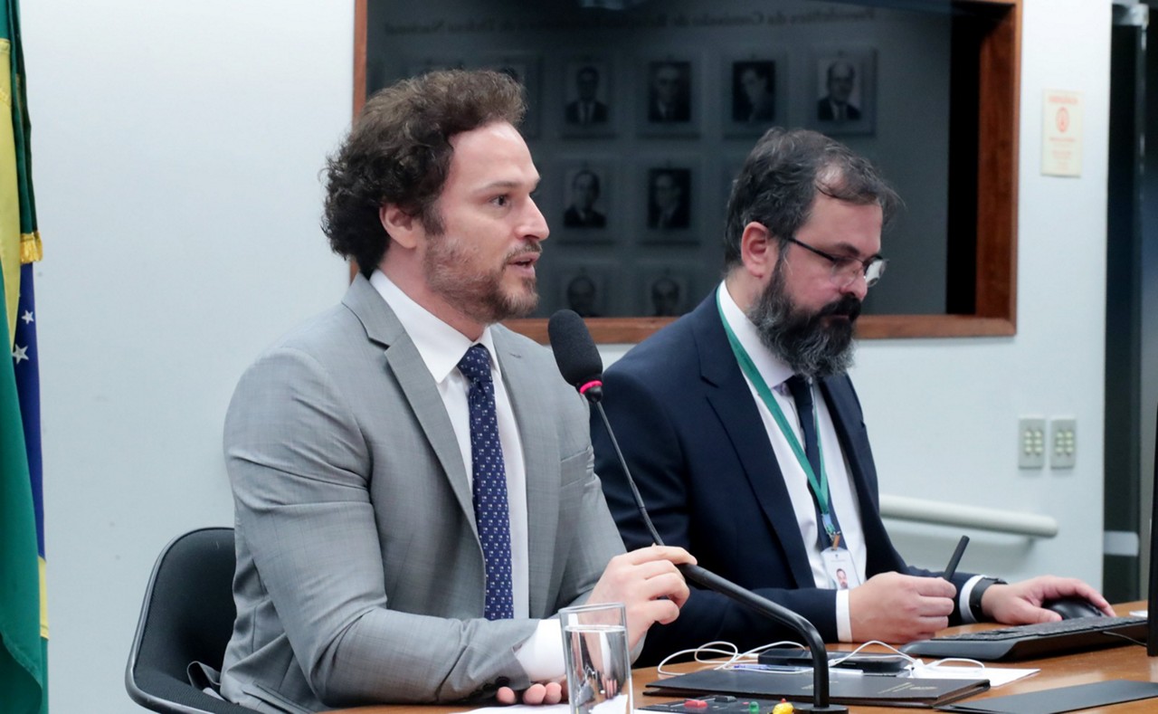 Deputado Fred Costa (PRD-MG) esteve com o prefeito Álvaro Damião (União Brasil) para tratar sobre a proibição do uso de cavalos em carroças, que começa a vigorar em janeiro de 2026 em Belo Horizonte