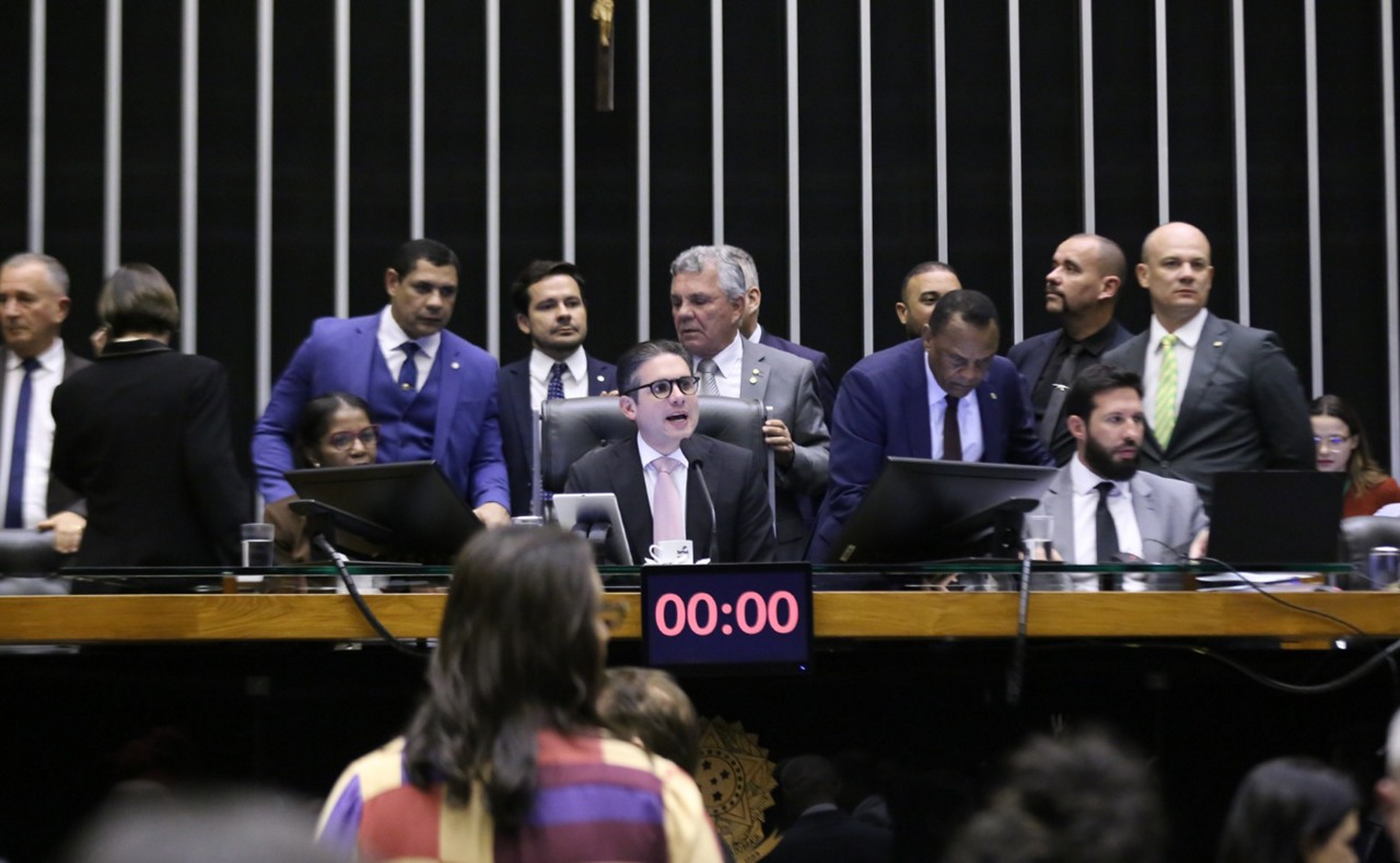 Deputados votaram regime de urgência para o Projeto de Lei Complementar (PLP) em sessão nesta terça-feira (8)