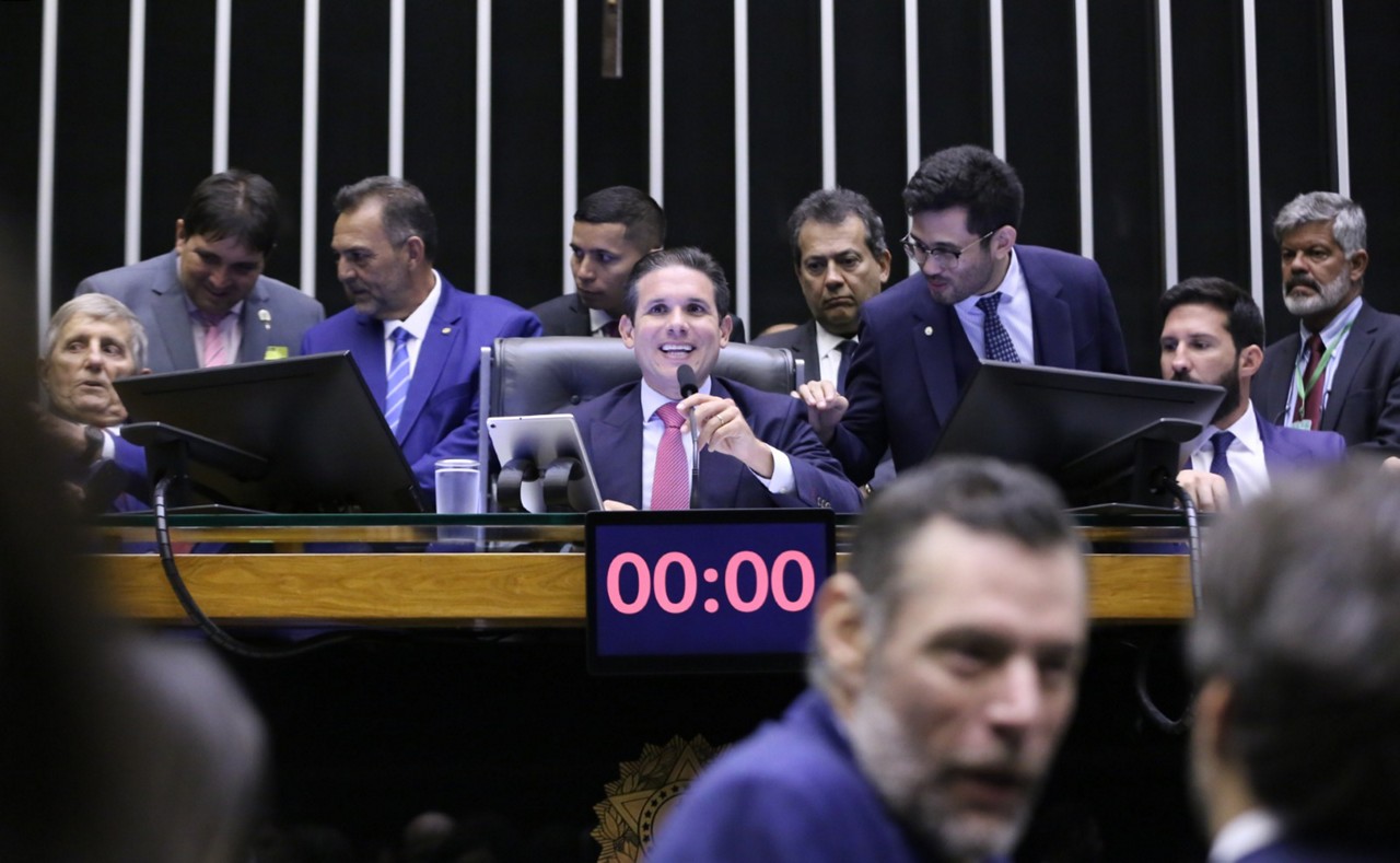 O presidente Hugo Motta (Republicanos-PB) escolheu o deputado Murilo Galdino (Republicanos-PB) para presidir a comissão; PL que cria a nova Lei dos Portos é do deputado Leur Lomanto Júnior (União Brasil-BA)