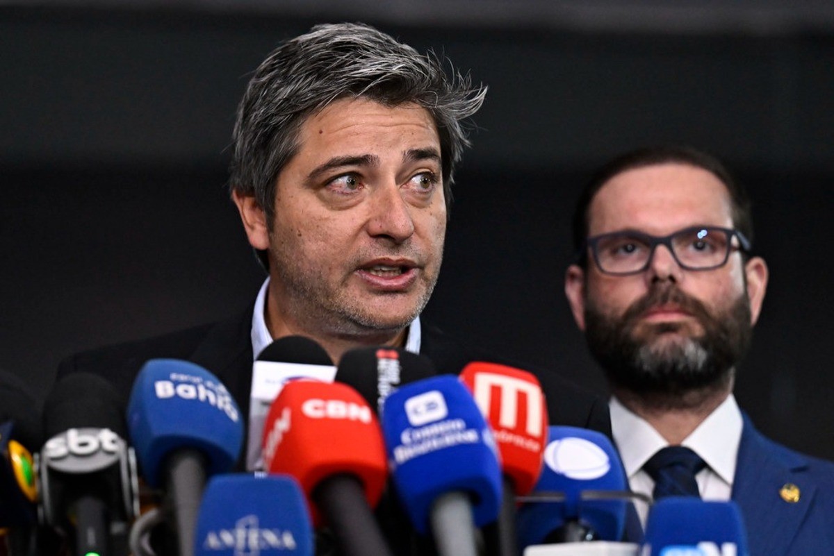 Líderes da oposição no Senado e na Câmara indicaram intenção de pedir à presidência do Congresso o fim das férias do Senado e da Câmara
