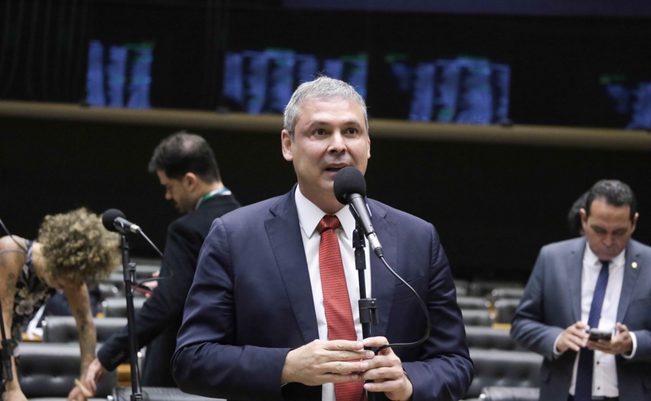 Lindbergh Farias há risco real de fuga de Jair Bolsonaro para embaixadas em Brasília