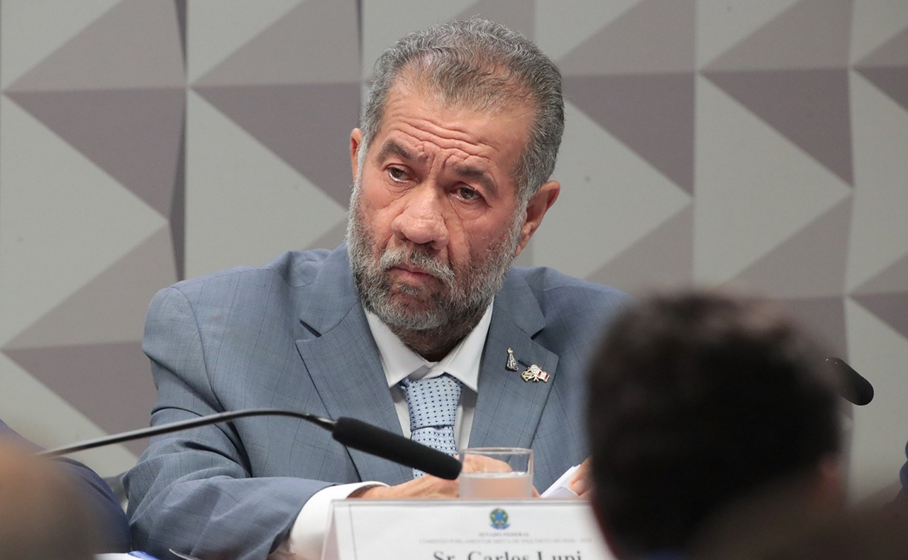 Carlos Lupi chegou ao Senado cerca de vinte minutos antes do início da sessão da CPMI do INSS; expectativa é que audiência aconteça até a noite de segunda-feira (8)