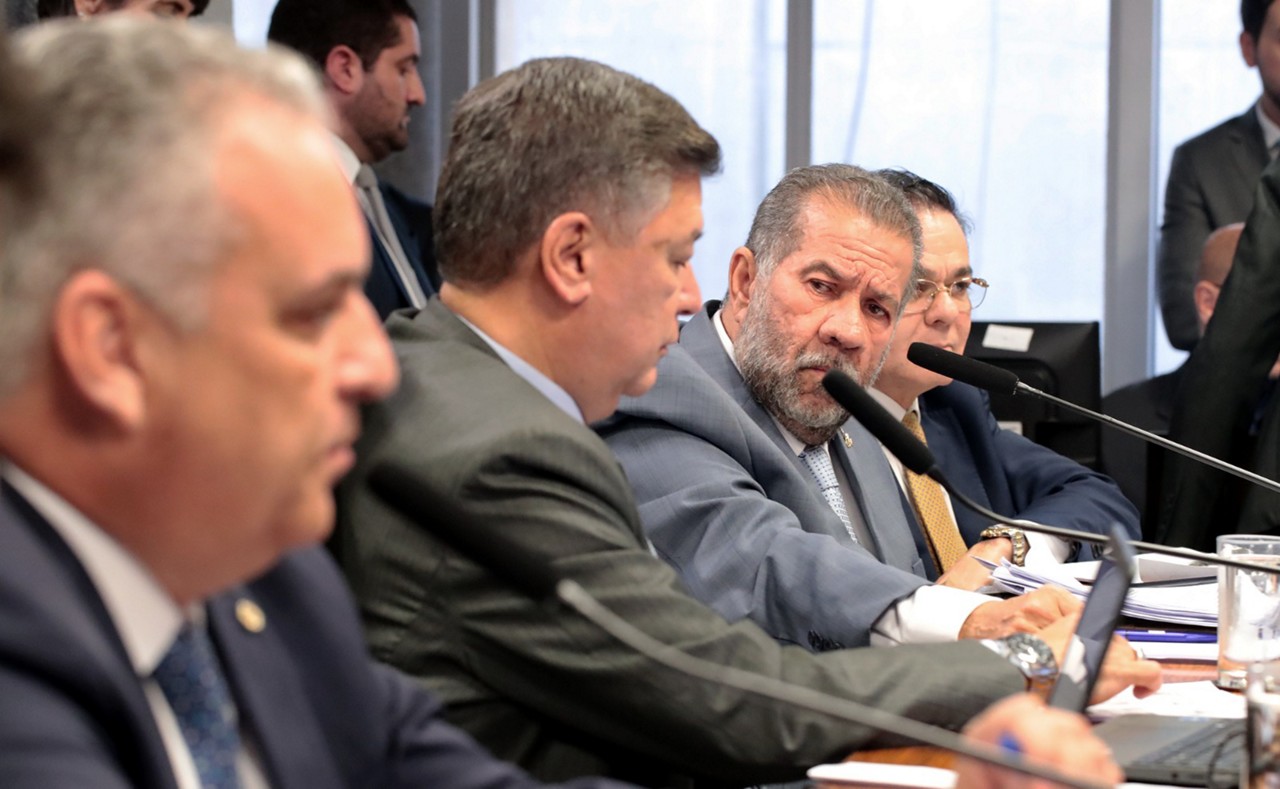 O senador Carlos Viana (Podemos-MG), presidente da CPMI do INSS, não descartou uma acareação entre o ex-ministro Carlos Lupi e figuras citadas por ele em depoimento