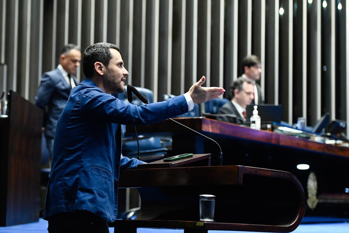Senador Cleitinho (Republicanos-MG) colocou o nome à disposição para concorrer ao governo de Minas Gerais, mas declarou que aguardará a virada do ano para dar início às conversas sobre o assunto