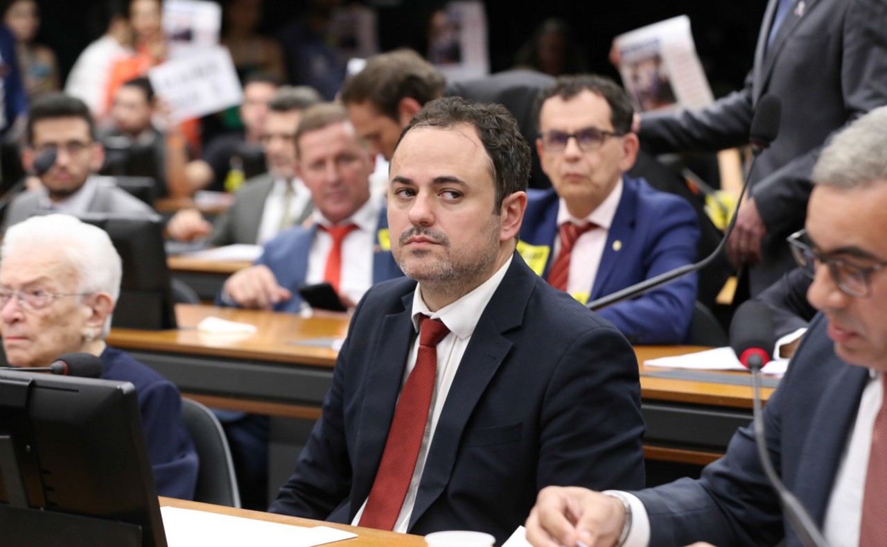 Relator Paulo Magalhães (PSD-BA) pediu cassação do mandato de Glauber Braga (PSOL-RJ); deputados contestam punição