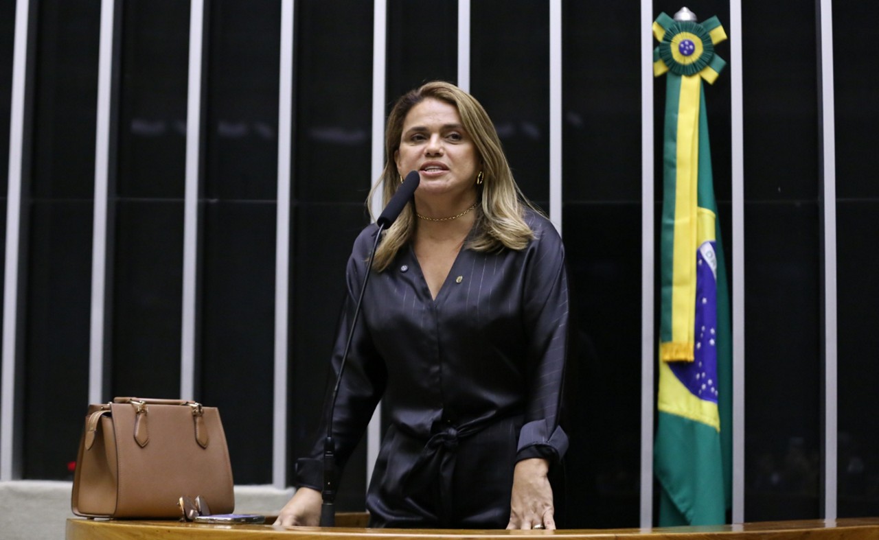 Deputada Helena Lima (MDB-RR) retirou a assinatura do requerimento de urgência do PL da Anistia, protocolado nesta segunda-feira (14) pelo líder do PL, deputado Sóstenes Cavalcante (PL-RJ)