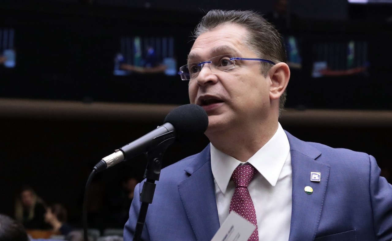 Líder do PL na Câmara, Sóstenes Cavalcante (RJ) cobra posição do presidente Hugo Motta (PL-RJ) em relação ao requerimento de urgência da anistia