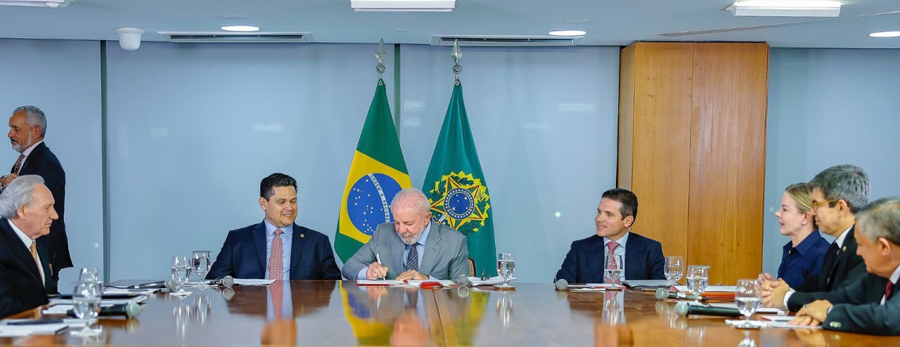 O presidente Lula (PT) entregou a PEC da Segurança Pública ao Congresso nesta quarta-feira (23); os presidentes do Congresso, Davi Alcolumbre (União Brasil-AP), e da Câmara, Hugo Motta (Republicanos-PB), prometeram dar celeridade à proposta