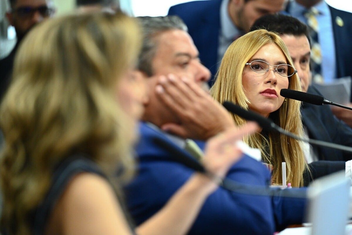 O influencer Felca deverá participar da CPI das Bets; ele é adversário de Virgínia