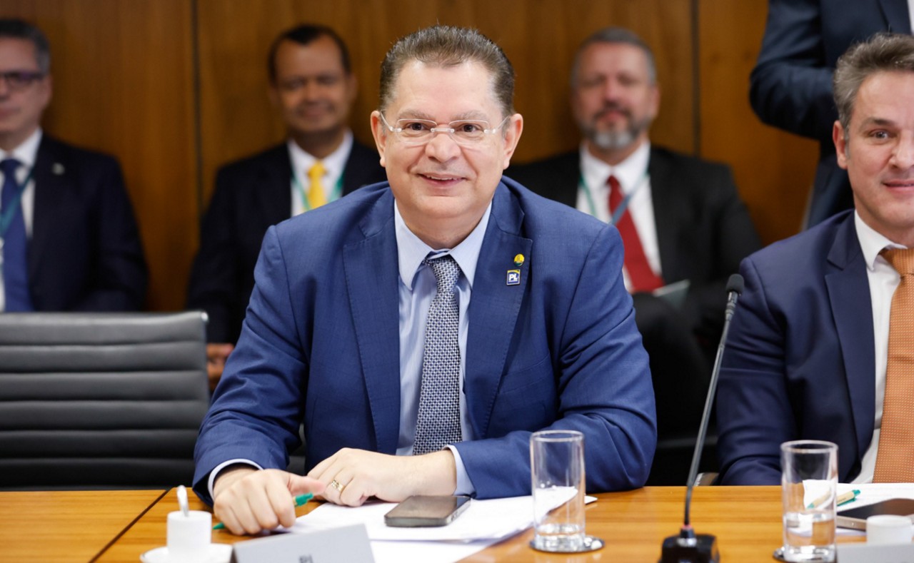 Líder do PL, Sóstenes Cavalcante (RJ), saiu da reunião da CPMI comemorando a eleição de Carlos Viana (Podemos-MG) para a presidência da comissão: 'sempre é bom ganhar', afirmou.