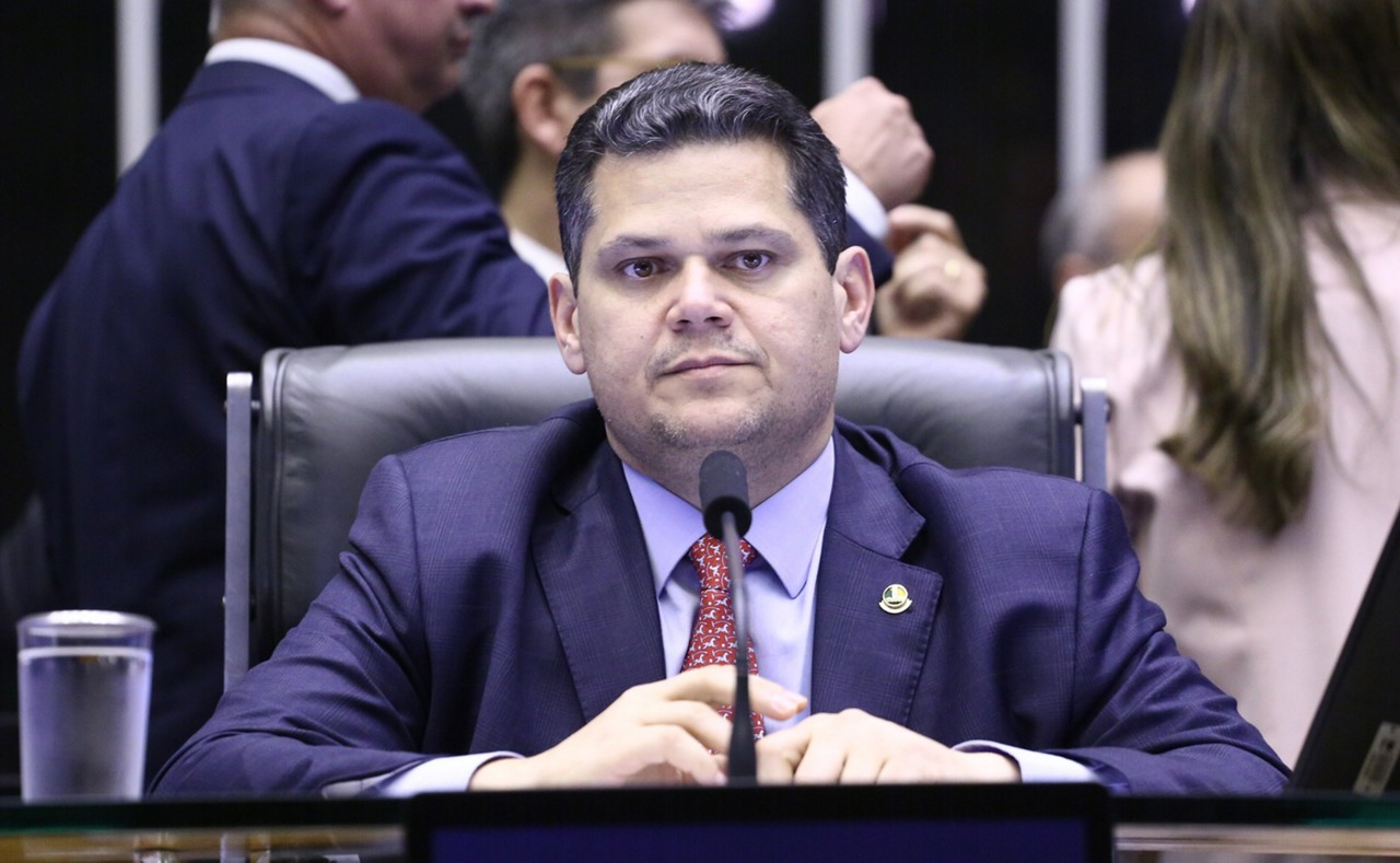 O presidente do Senado, Davi Alcolumbre (União Brasil), pediu ao presidente Lula um prazo até esta quarta-feira (23) para indicar uma pessoa com perfil técnico e menos político para o Ministério das Comunicações.