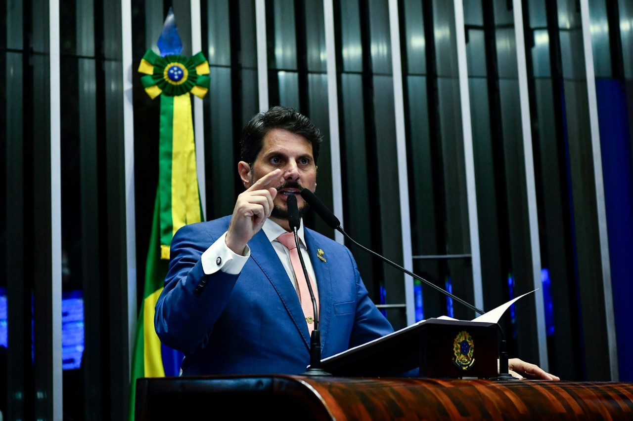 Ministro Alexandre de Moraes impôs medidas cautelares ao senador Marcos do Val (Podemos-ES) depois que ele ignorou decisão do STF e viajou para os Estados Unidos