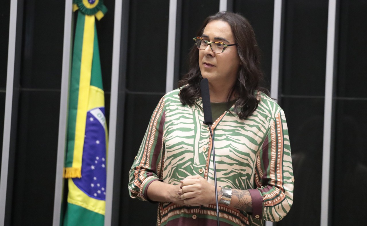 A deputada Duda Salabert (PDT-MG) propõe suspensão das patentes norte-americanas de remédios usados nos tratamentos de doenças graves
