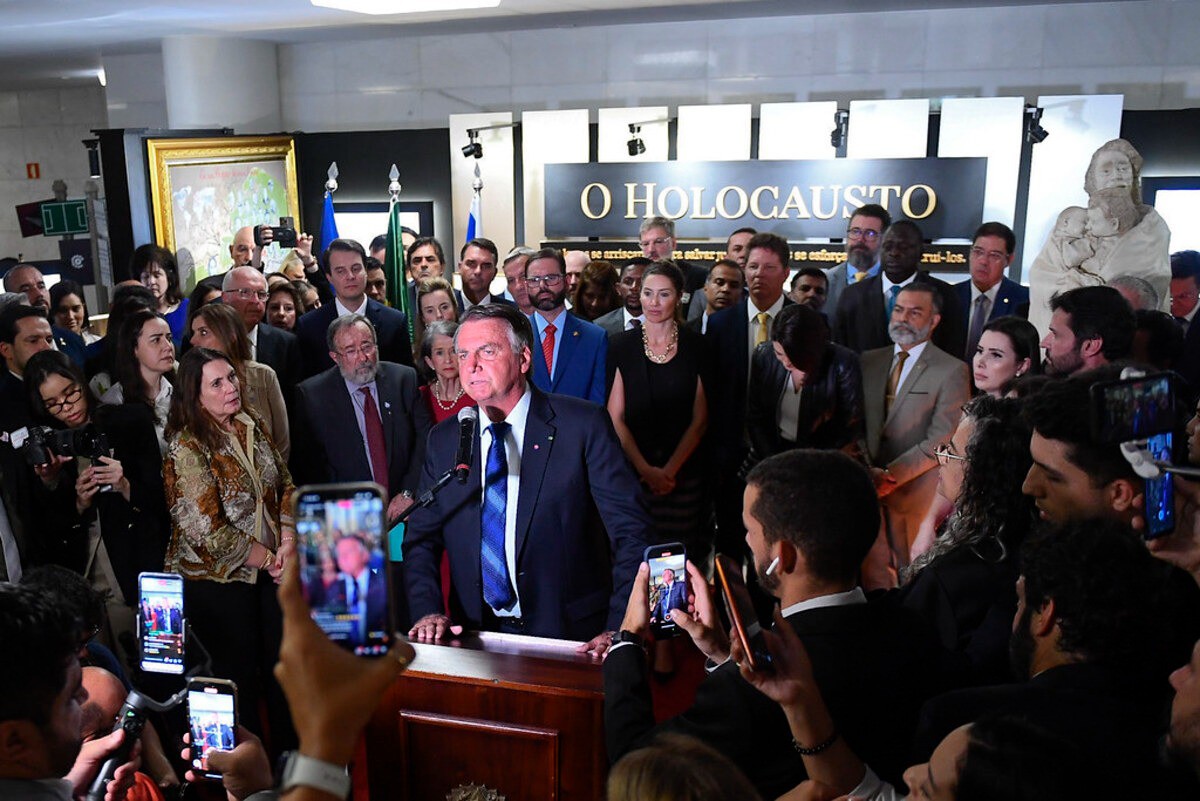 Jair Bolsonaro (PL) rompeu o silêncio sobre a decisão de Eduardo Bolsonaro, nesta terça-feira (18); ele chorou, mas elogiou o ato do deputado