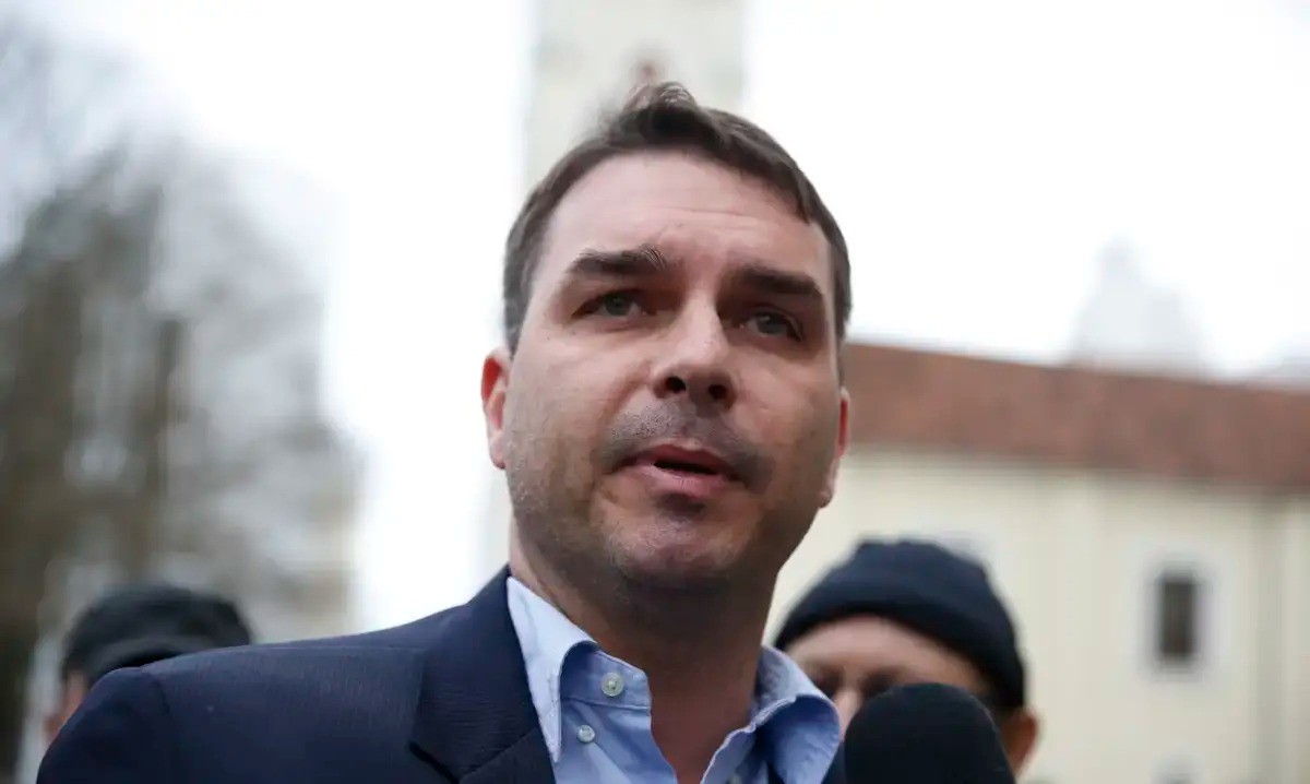 Senador Flávio Bolsonaro (PL-RJ) garantiu que há votos para aprovar a anistia no Congresso: 'só não é pautada porque tem ameaças de ministros do STF'