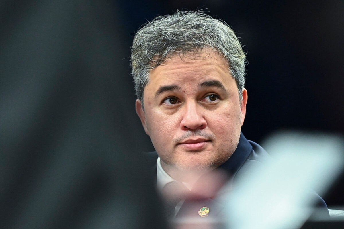 Senador Efraim Filho (União Brasil-PB) preside a Comissão Mista de Orçamento (CMO), que votará a lei orçamentária de 2026