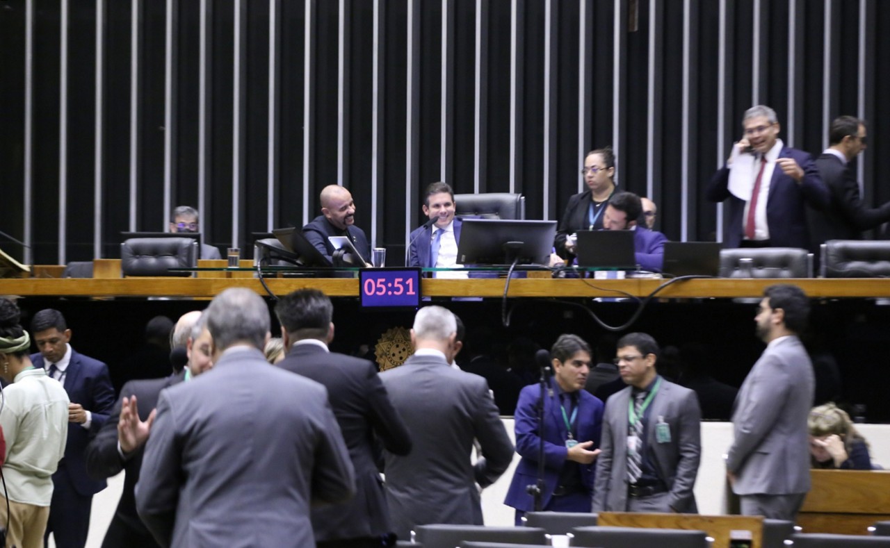 Expectativa é que as propostas sejam votadas no plenário até quinta-feira (29), último dia do esforço concentrado na Câmara
