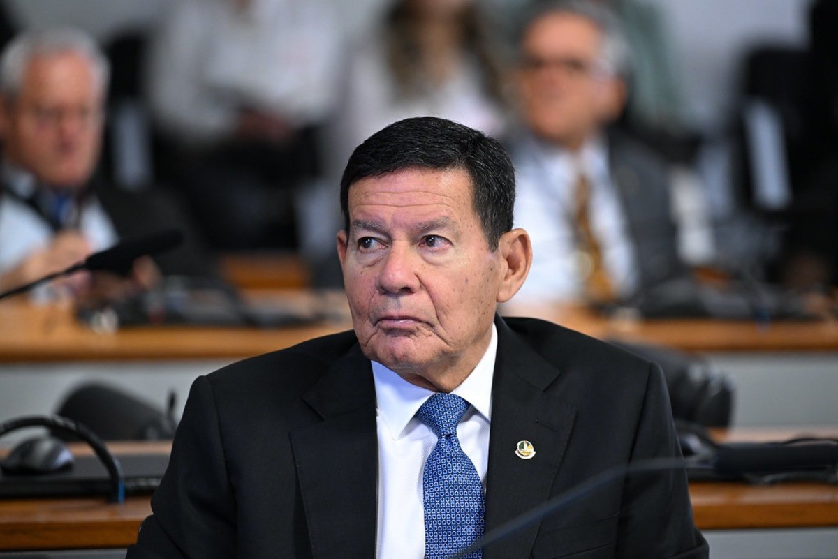Senador Hamilton Mourão (Republicanos-RS) itiu ter recebido ligação do ex-presidente Jair Bolsonaro (PL) antes de depôr ao STF