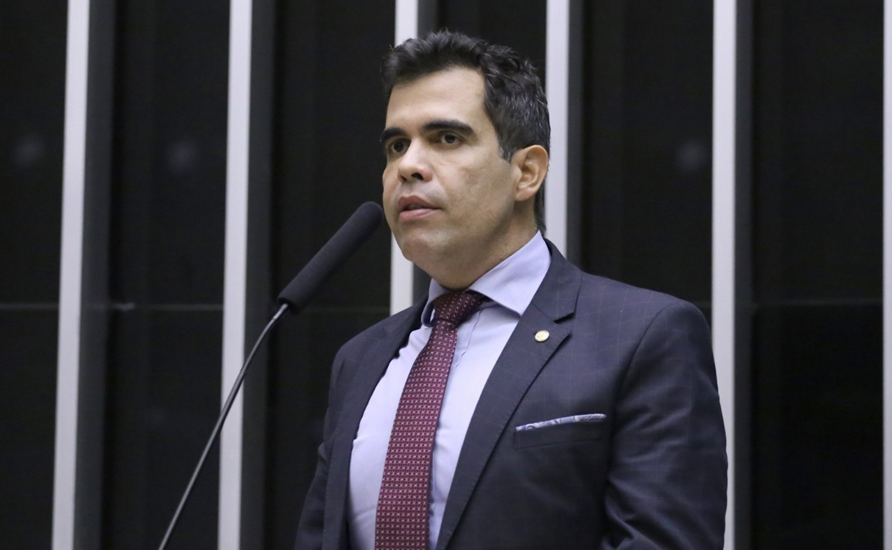 Escolha do deputado Ricardo Ayres (Republicanos-TO) para relatar a CPMI do INSS desagradou a oposição, e líder do PL criticou opção feita por Hugo Motta